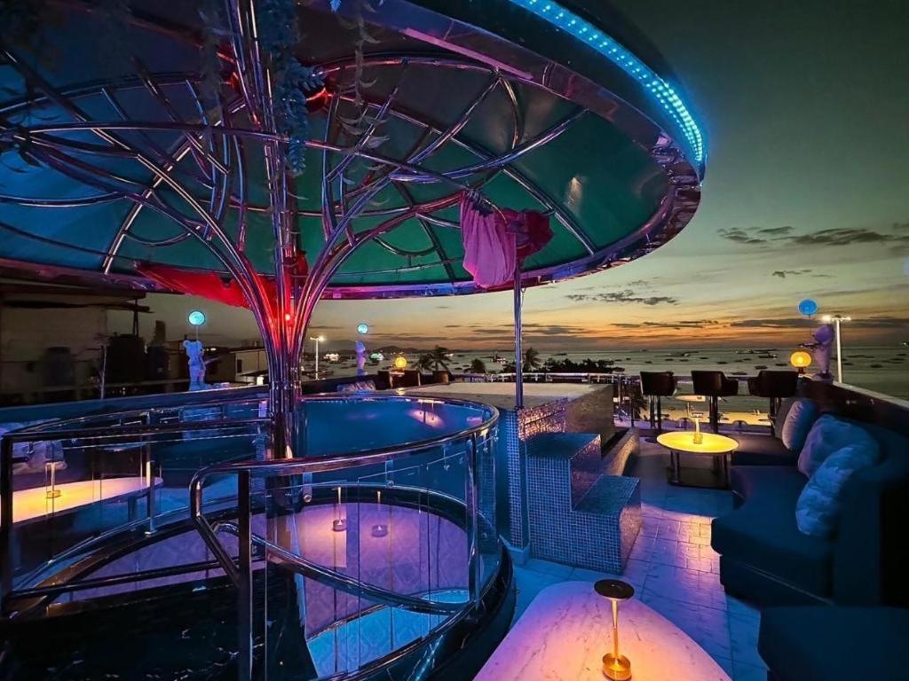 The Globe Hotel, Bar & Restaurant パッタヤー エクステリア 写真