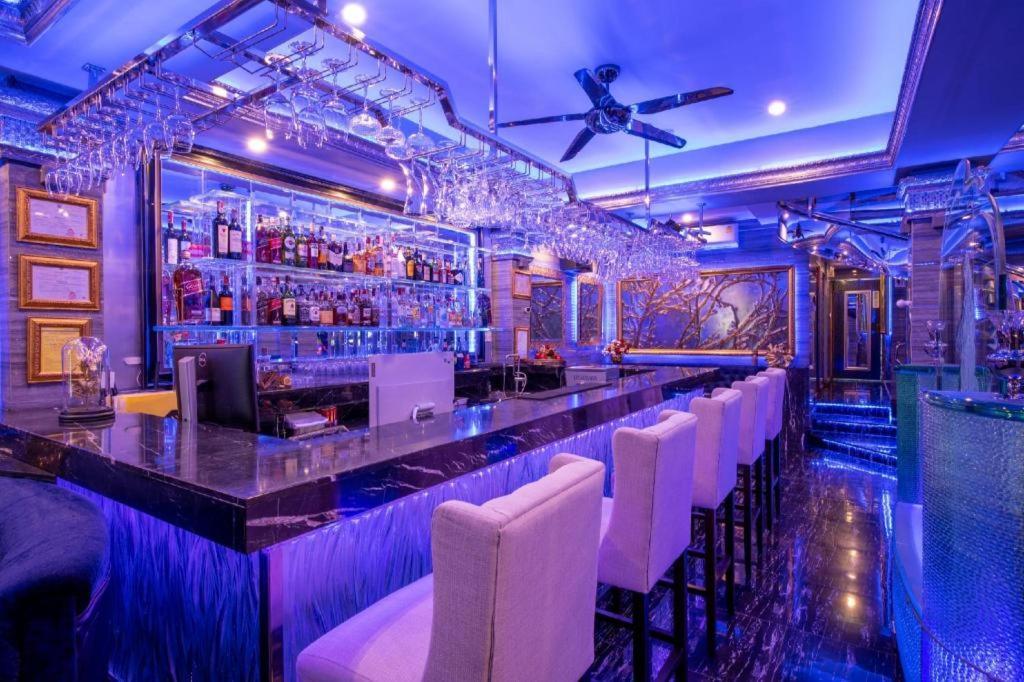 The Globe Hotel, Bar & Restaurant パッタヤー エクステリア 写真