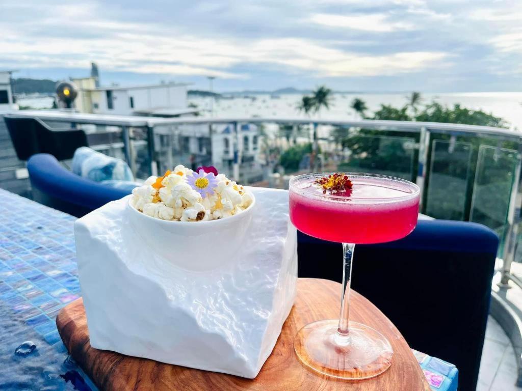 The Globe Hotel, Bar & Restaurant パッタヤー エクステリア 写真