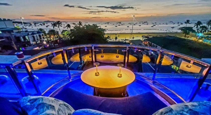 The Globe Hotel, Bar & Restaurant パッタヤー エクステリア 写真